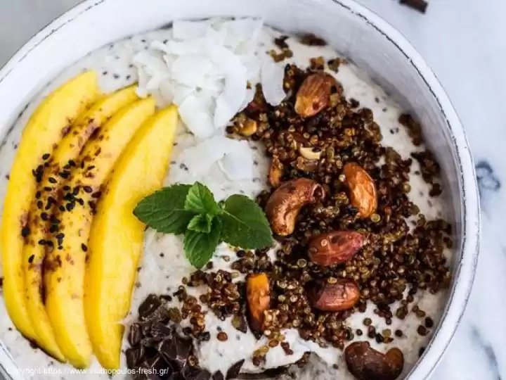 Smoothie bowl με μάνγκο, φιστίκια και σπόρους Chia